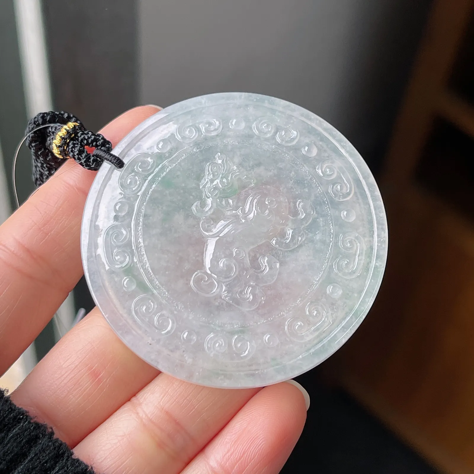 翡翠冰糯种飘绿瑞兽吊坠