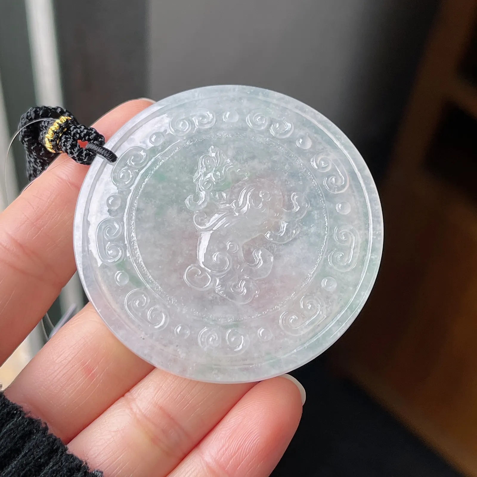 翡翠冰糯种飘绿瑞兽吊坠