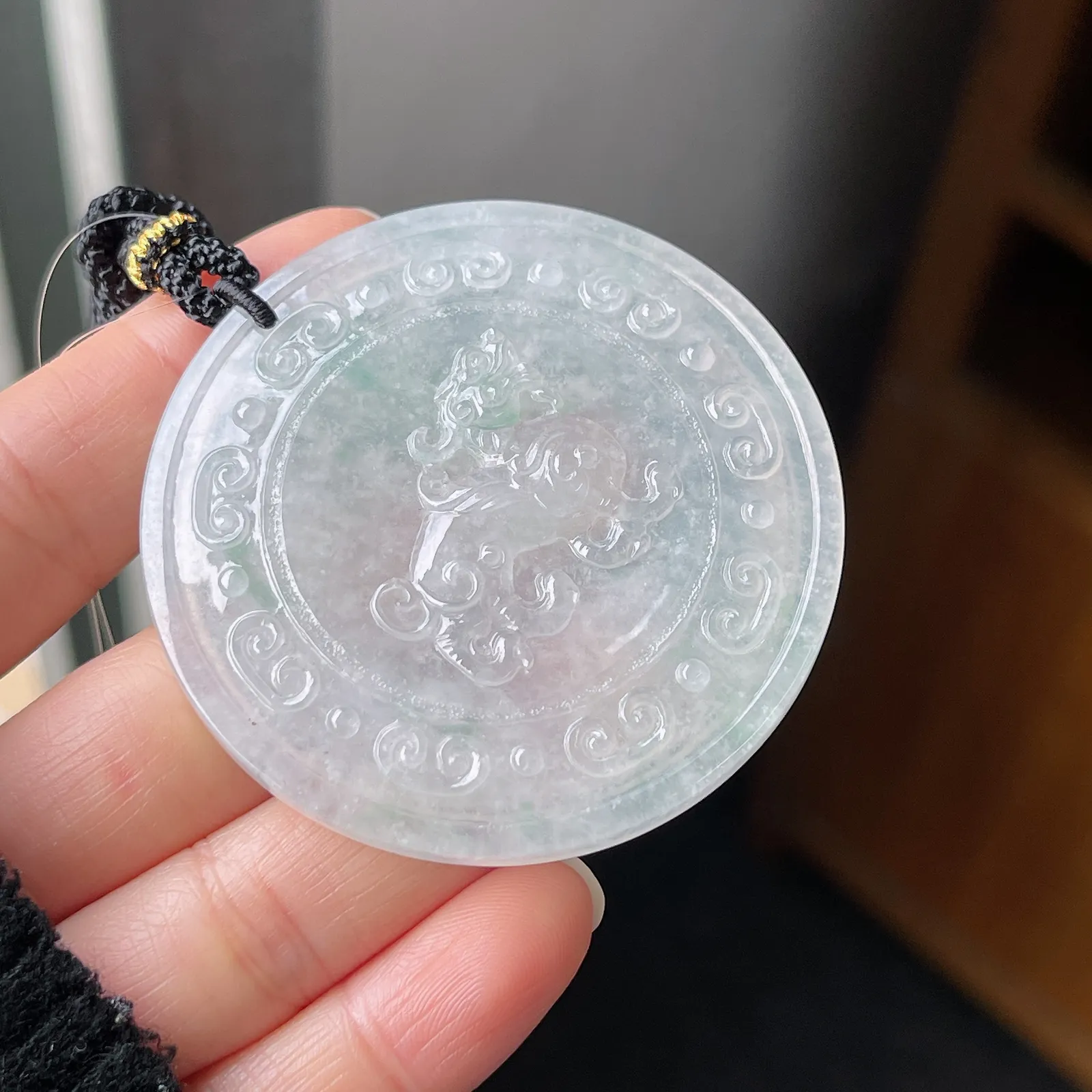 翡翠冰糯种飘绿瑞兽吊坠