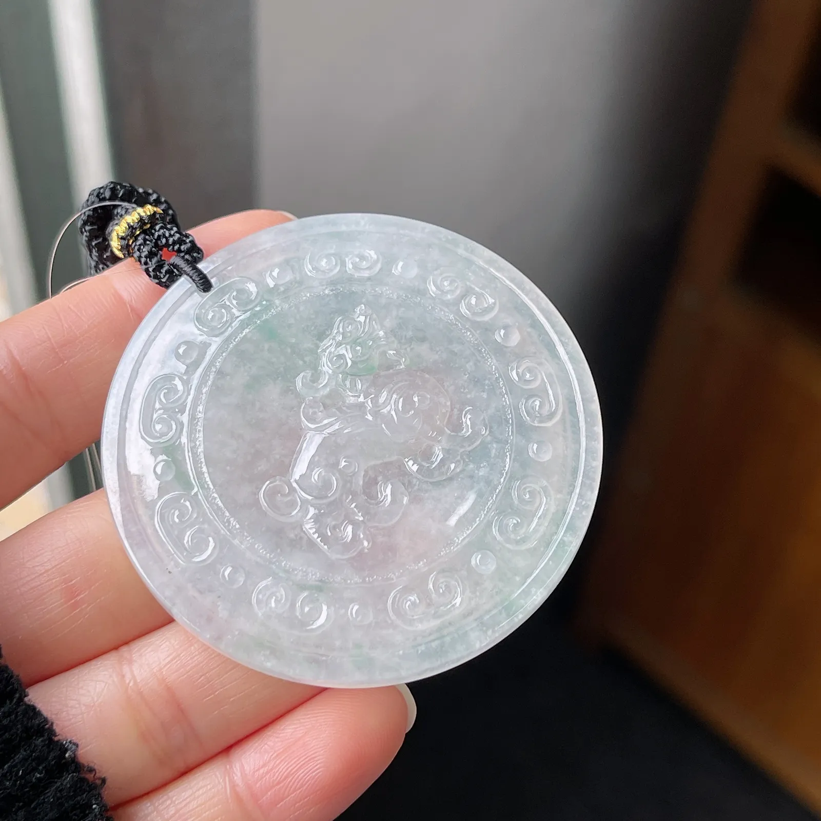 翡翠冰糯种飘绿瑞兽吊坠