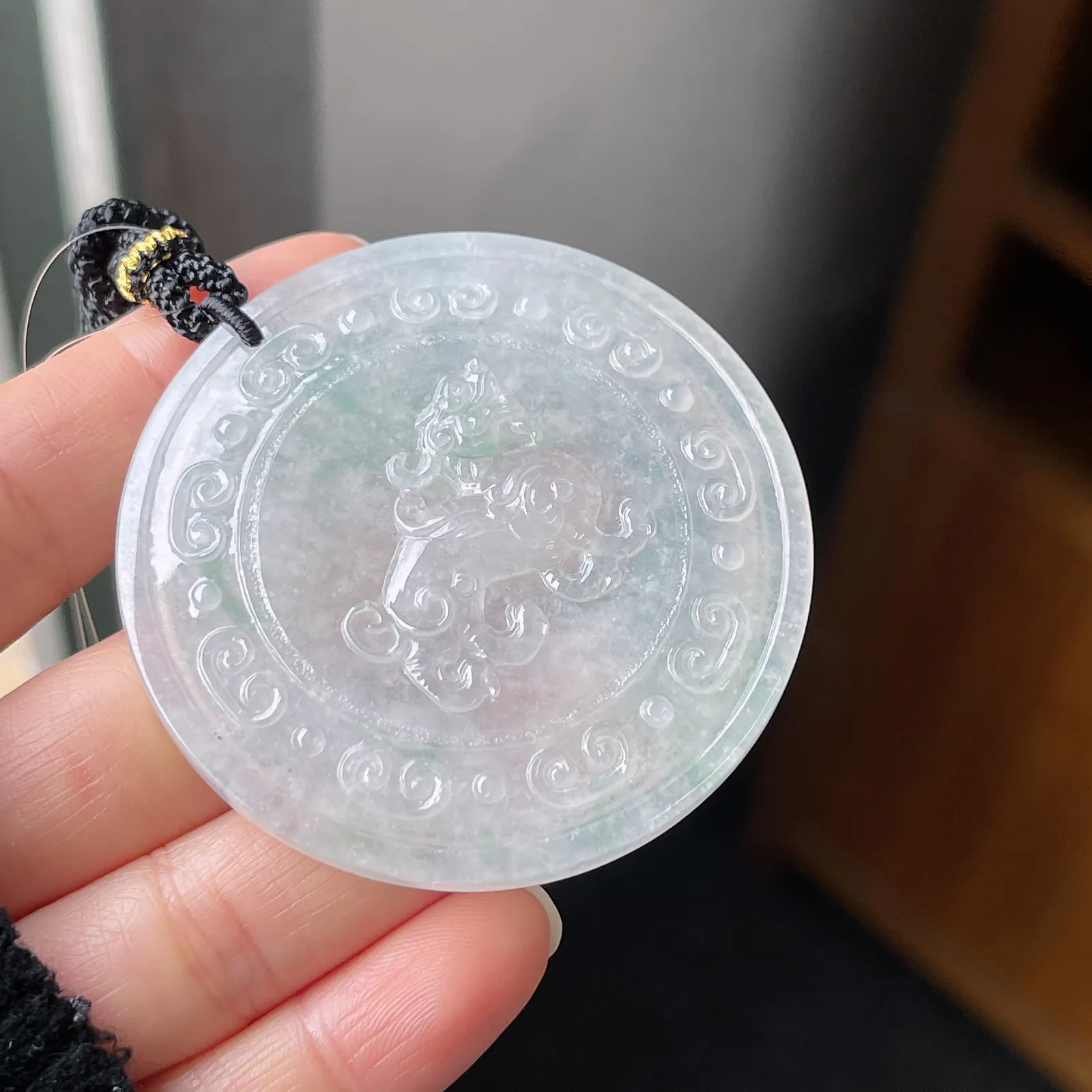 翡翠冰糯种飘绿瑞兽吊坠