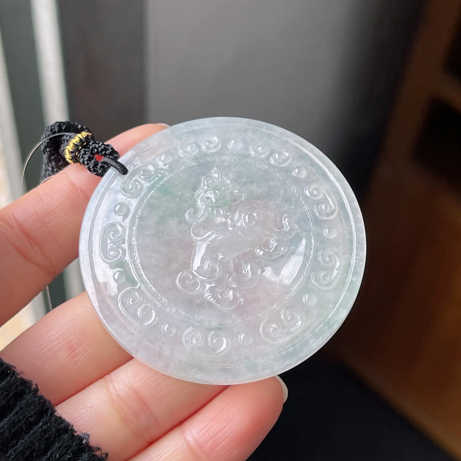 翡翠冰糯种飘绿瑞兽吊坠
