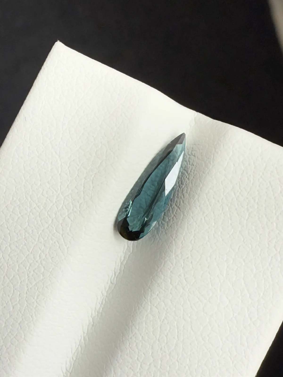 0.76ct天然蓝碧玺裸石，尺寸11.6×3.6×2.6mm，颜色美艳 ，晶体通透，火彩足