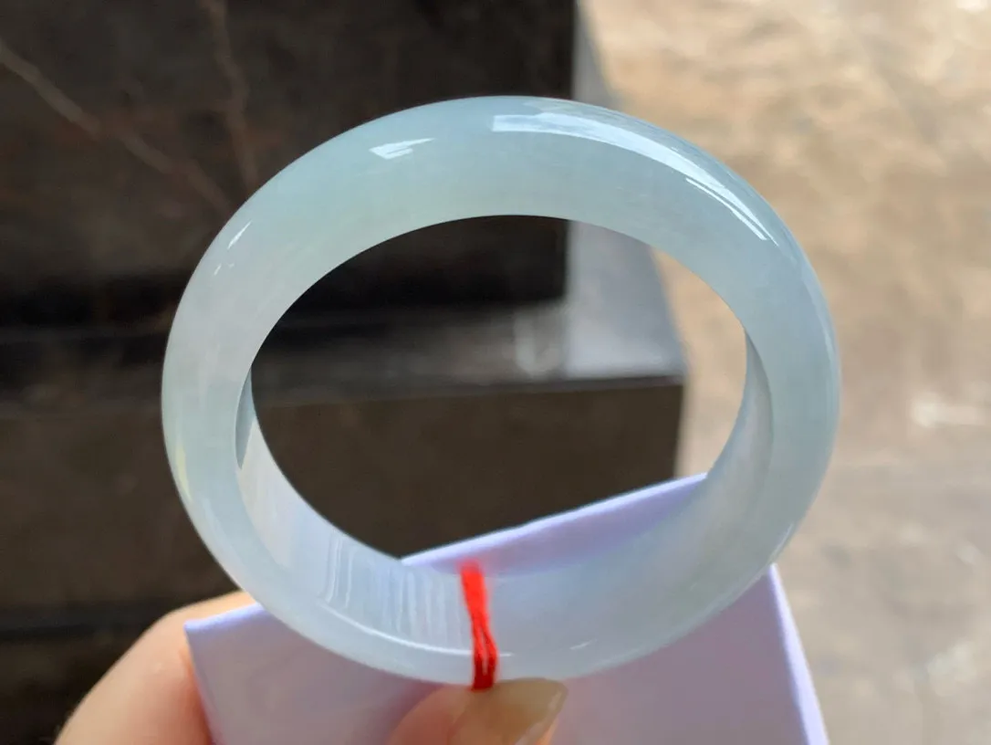 糯冰种宽版手镯
尺寸：58-15.6-9mm
种水好～版型优秀 白月光无瑕疵