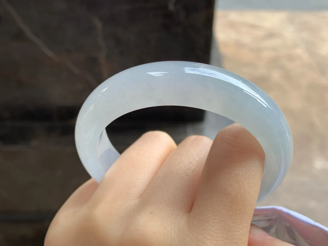 糯冰种宽版手镯
尺寸：58-15.6-9mm
种水好～版型优秀 白月光无瑕疵