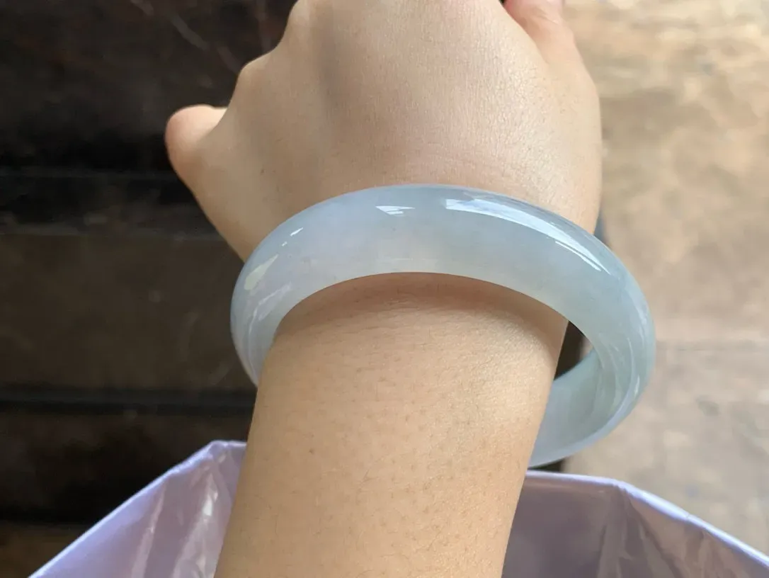 糯冰种宽版手镯
尺寸：58-15.6-9mm
种水好～版型优秀 白月光无瑕疵