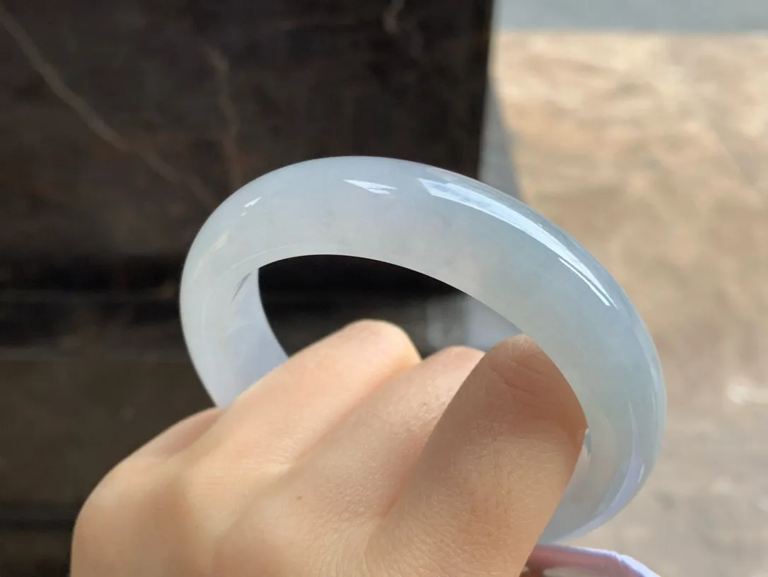 糯冰种宽版手镯
尺寸：58-15.6-9mm
种水好～版型优秀 白月光无瑕疵