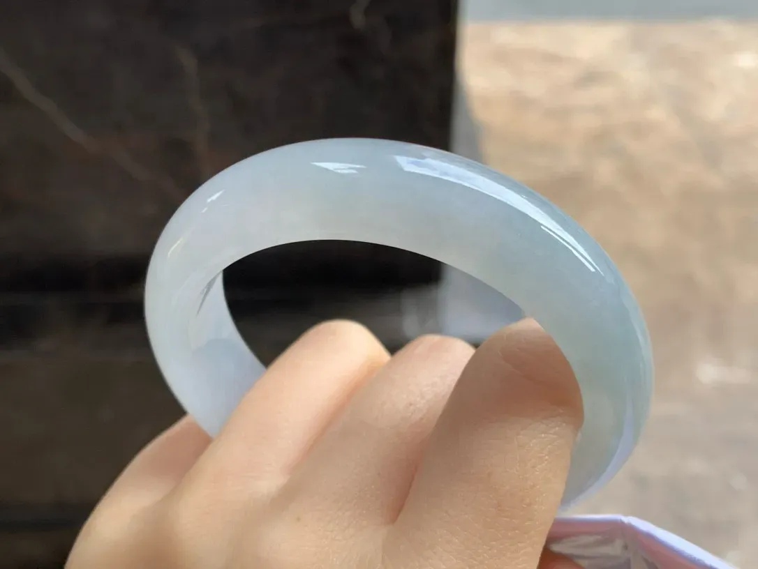 糯冰种宽版手镯
尺寸：58-15.6-9mm
种水好～版型优秀 白月光无瑕疵