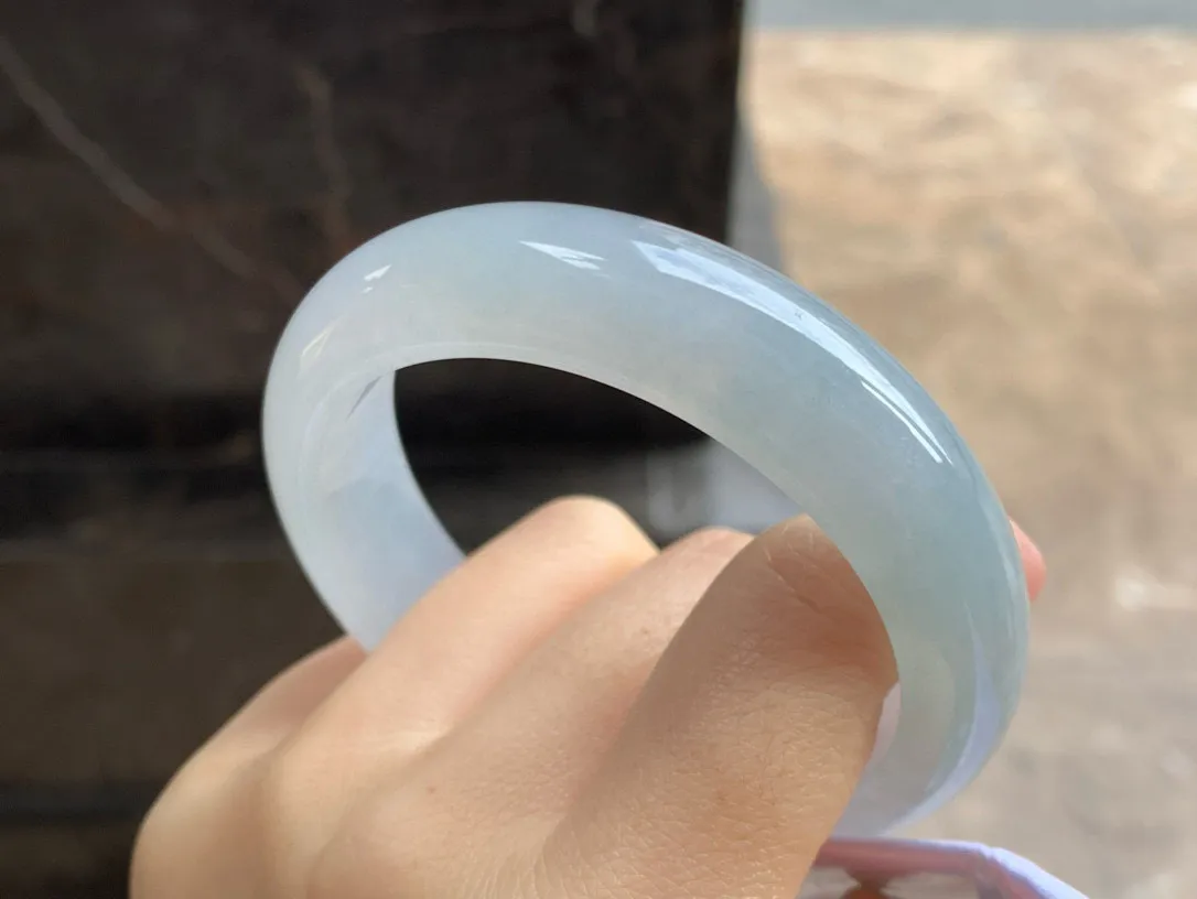 糯冰种宽版手镯
尺寸：58-15.6-9mm
种水好～版型优秀 白月光无瑕疵
