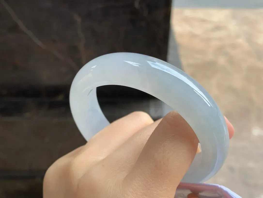 糯冰种宽版手镯
尺寸：58-15.6-9mm
种水好～版型优秀 白月光无瑕疵