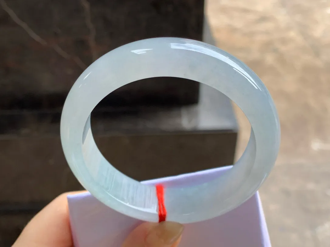 糯冰种宽版手镯
尺寸：58-15.6-9mm
种水好～版型优秀 白月光无瑕疵