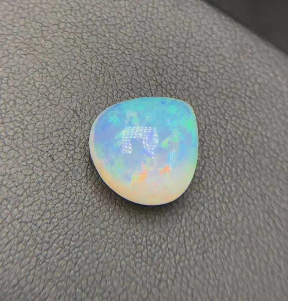 5.6克拉天然欧泊  火彩绚丽 五彩斑斓  尺寸约14×13.5×7mm