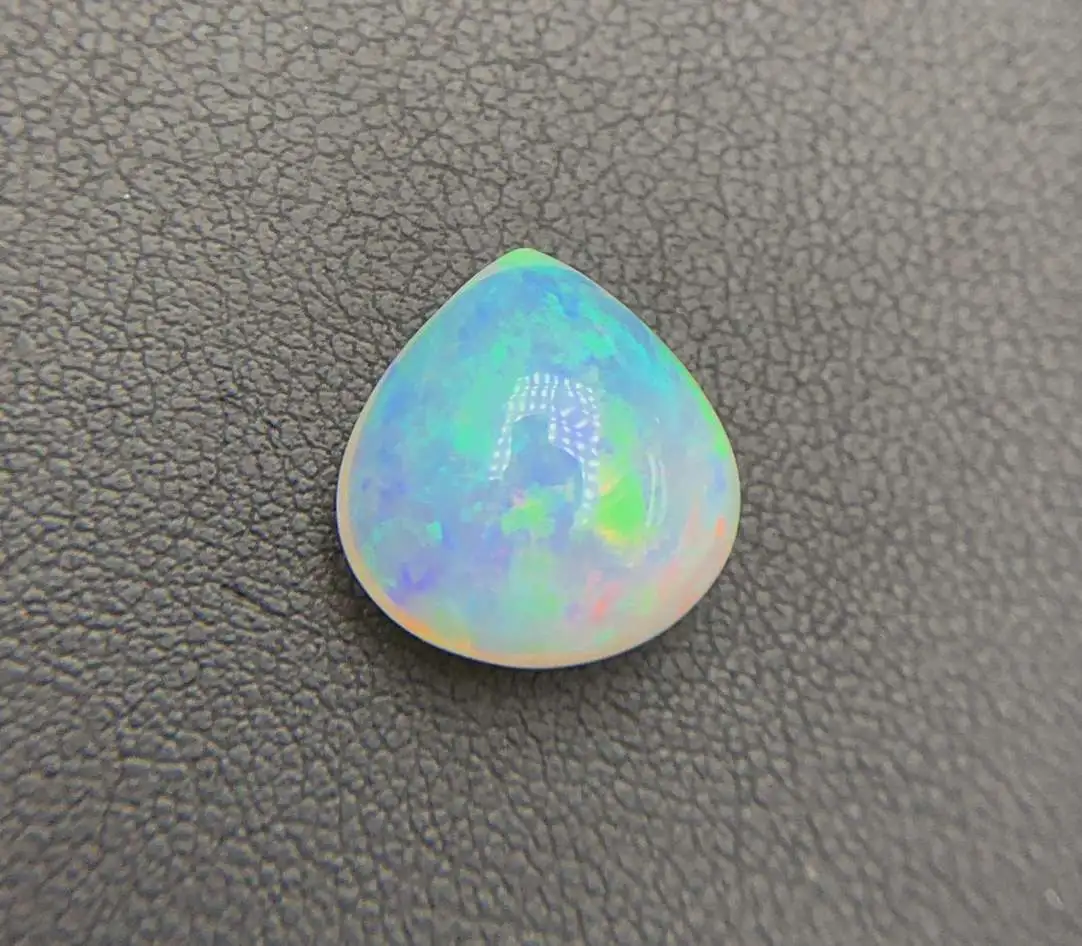 5.6克拉天然欧泊  火彩绚丽 五彩斑斓  尺寸约14×13.5×7mm