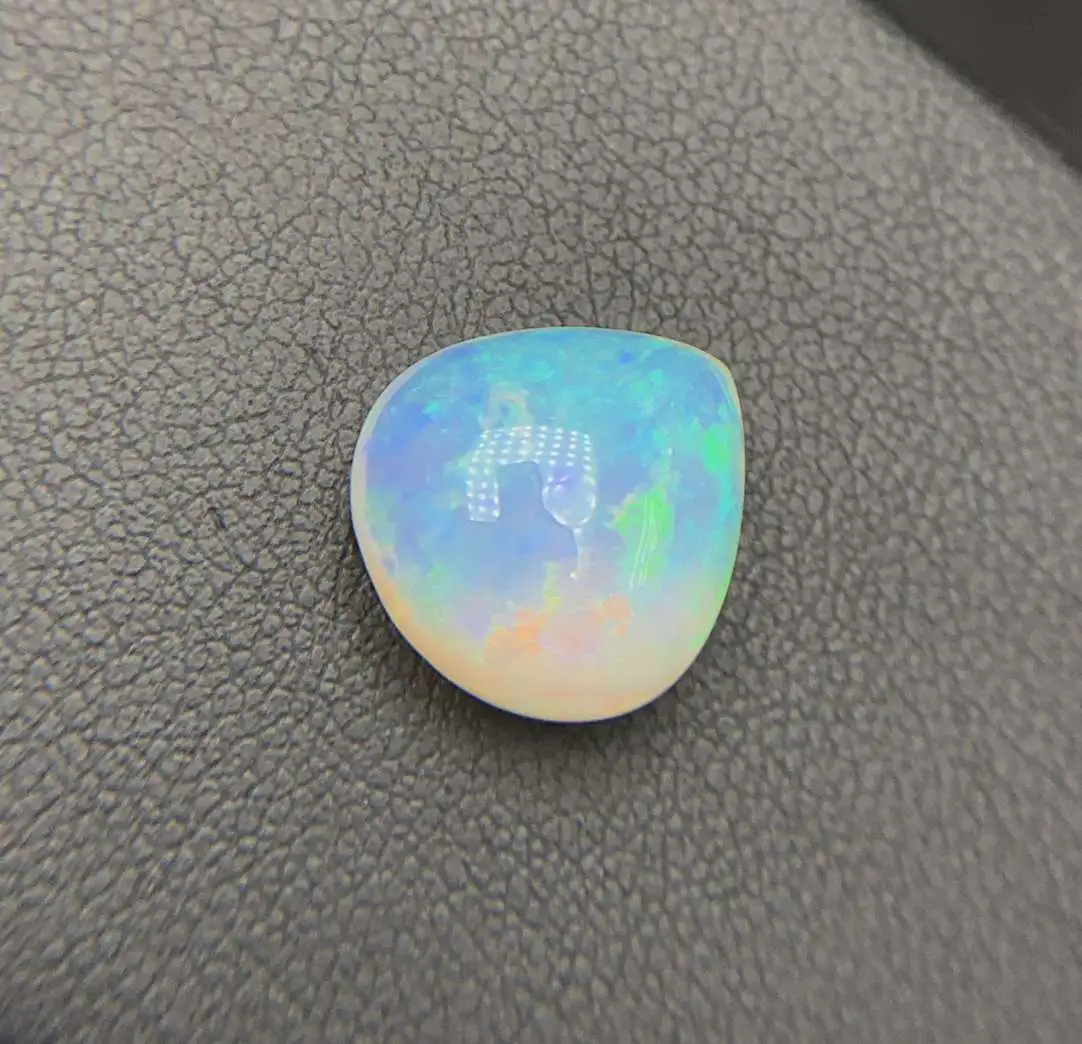 5.6克拉天然欧泊  火彩绚丽 五彩斑斓  尺寸约14×13.5×7mm