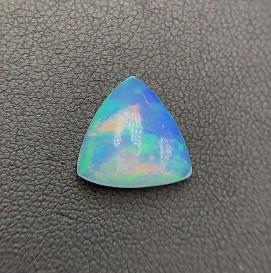 4.1克拉天然欧泊  火彩绚丽 五彩斑斓  尺寸约13.3×13×5.3mm