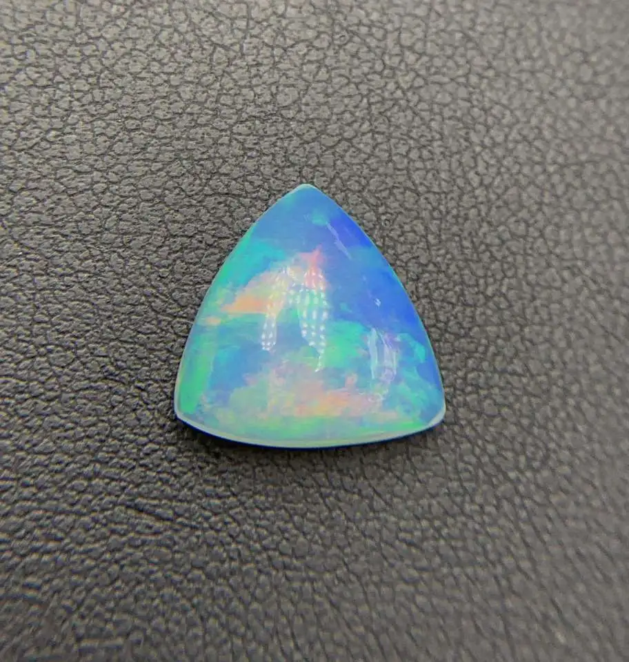 4.1克拉天然欧泊  火彩绚丽 五彩斑斓  尺寸约13.3×13×5.3mm