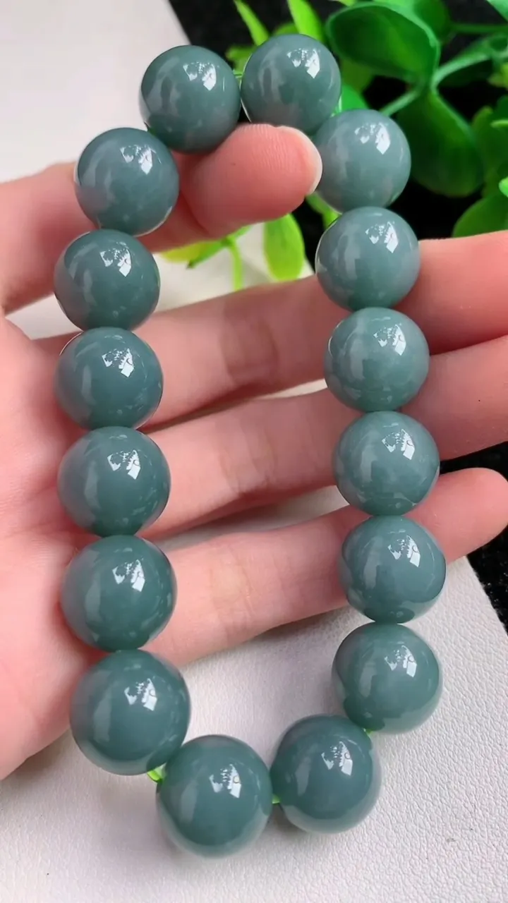 天然A货翡翠货蓝水圆珠手串，尺寸13.3，重:61.62g1月13日
工厂直销收藏佳品,种好水足，色泽均匀，有种有色，上手高大气！