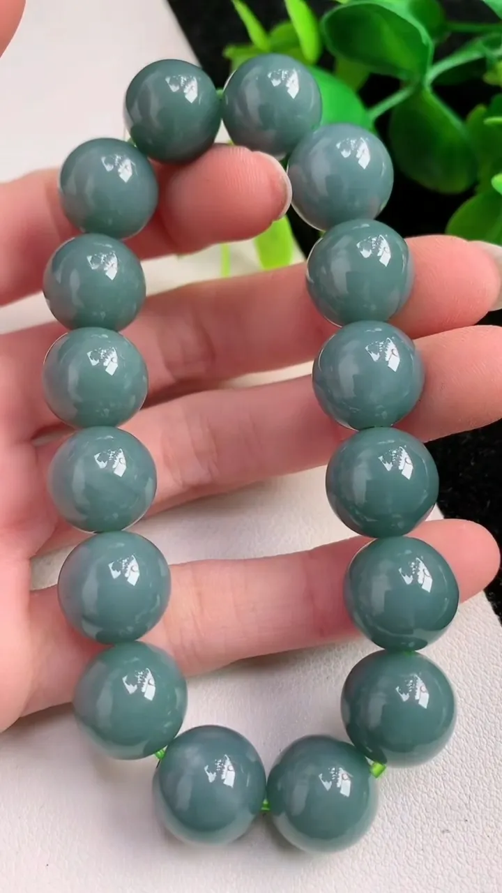 天然A货翡翠货蓝水圆珠手串，尺寸13.3，重:61.62g1月13日
工厂直销收藏佳品,种好水足，色泽均匀，有种有色，上手高大气！