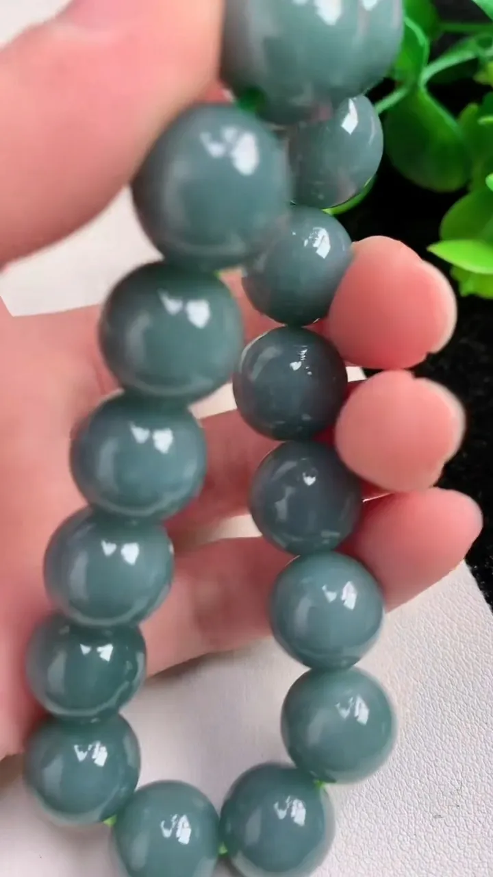 天然A货翡翠货蓝水圆珠手串，尺寸13.3，重:61.62g1月13日
工厂直销收藏佳品,种好水足，色泽均匀，有种有色，上手高大气！