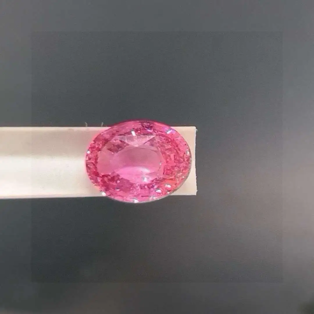 GUILD帕帕拉恰蓝宝石2.05ct 漂亮莲花颜色 通透玻璃晶体 内部带有小气泡体 大台面 火彩闪耀