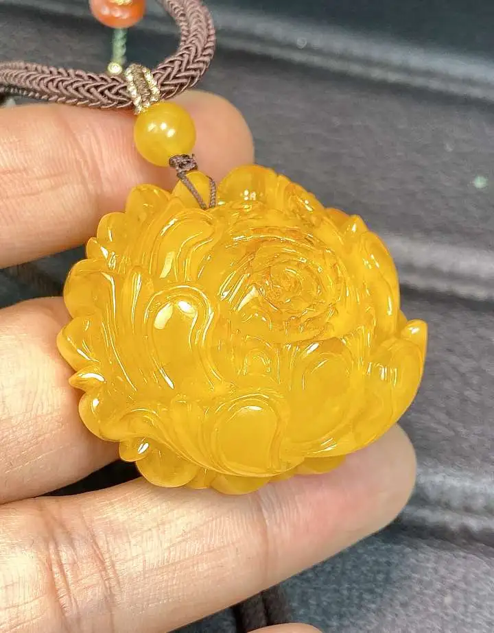 天然蜜蜡 鸡油黄老蜜蜡 牡丹花 花开富贵吊坠～尺寸:38.6×44.3×23.2mm左右 吊坠重：1