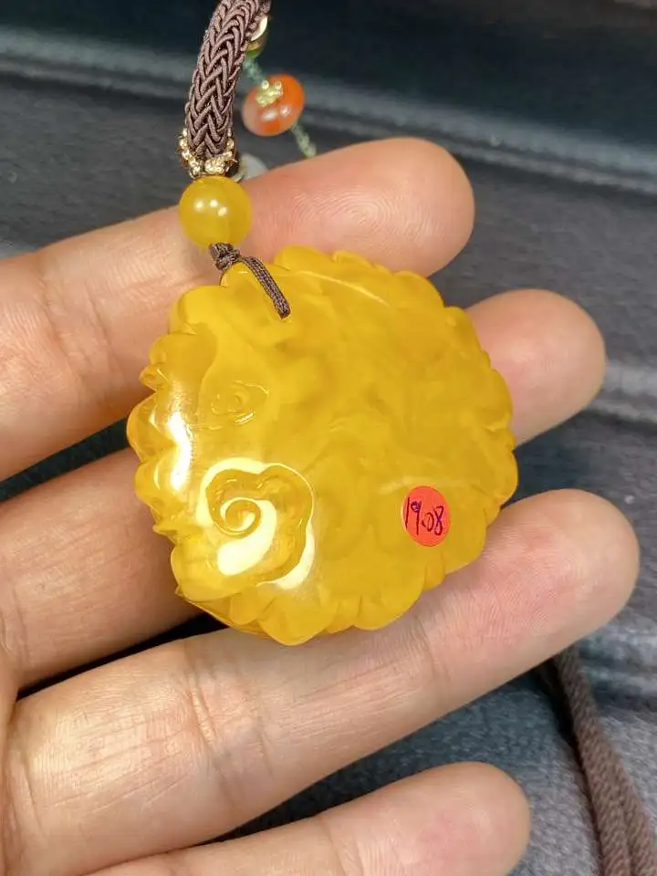 天然蜜蜡 鸡油黄老蜜蜡 牡丹花 花开富贵吊坠～尺寸:38.6×44.3×23.2mm左右 吊坠重：19.08克 花开富贵～搭配：原创手工编织链，颜色好，雕工好