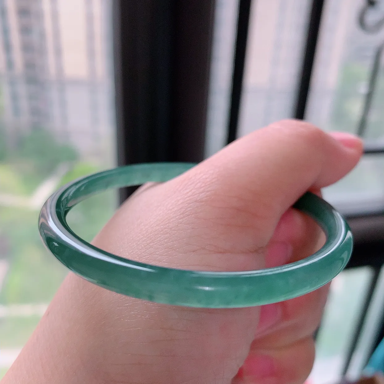 56圈口 冰胶雪花棉圆条手镯：天然翡翠 自然光实拍   底子细腻  种老肉细 ，上手大气上档次！004.4尺寸56*5.5
