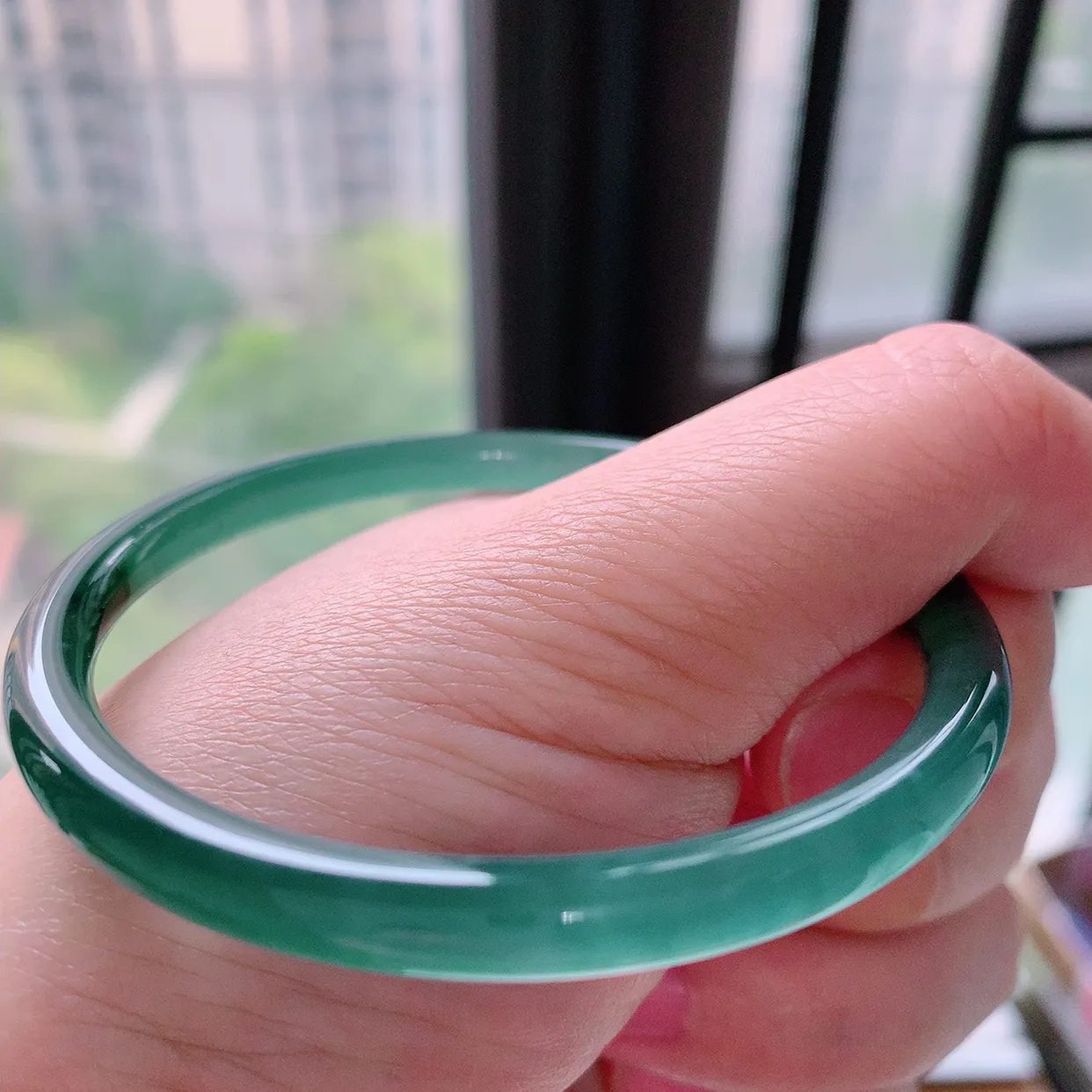 57圈口 冰胶飘花圆条手镯： 天然翡翠 自然光实拍  底子细腻  种老肉细 上手大气上档次！011.3尺寸57-5.6mm