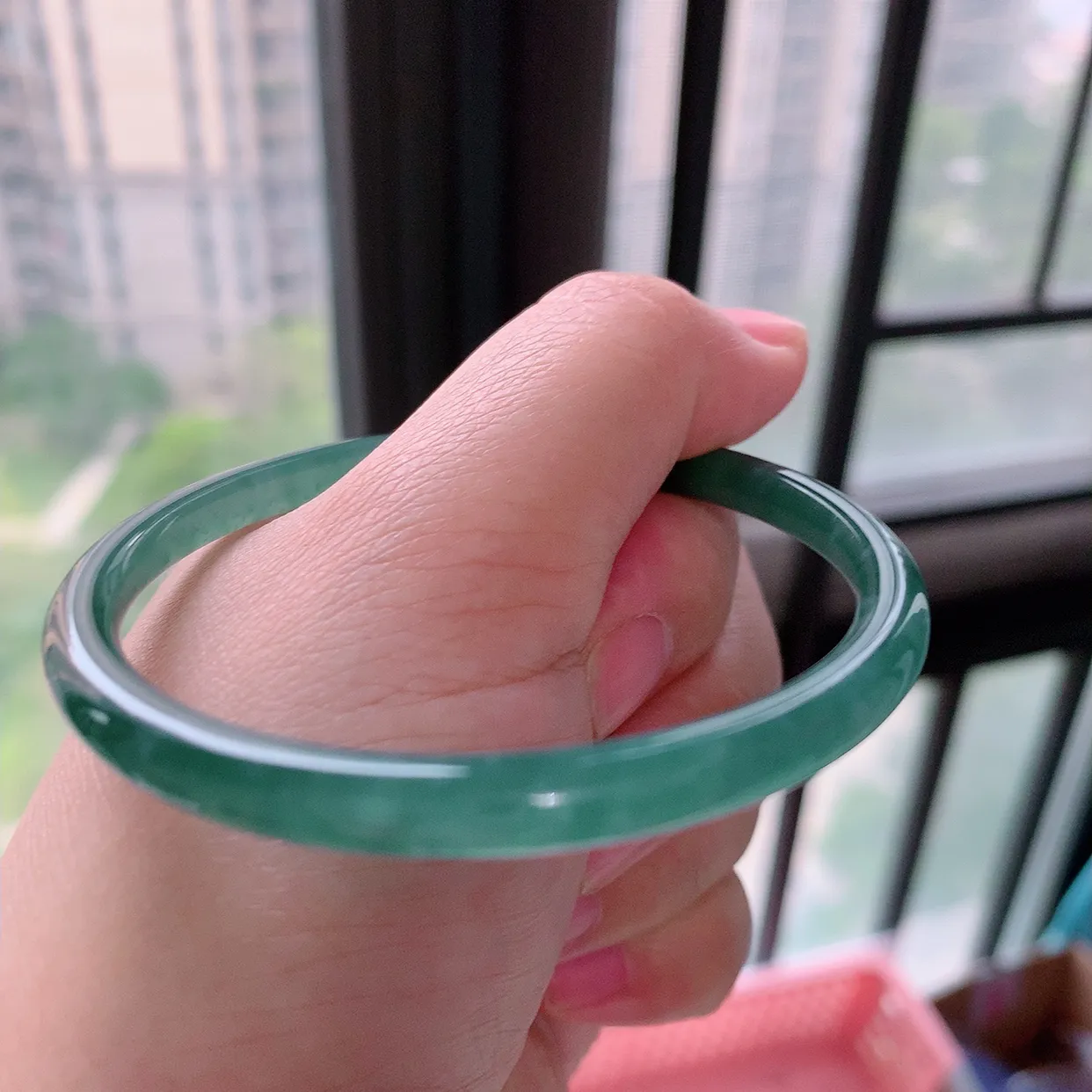 56圈口 冰胶雪花棉圆条手镯：天然翡翠 自然光实拍   底子细腻  种老肉细 ，上手大气上档次！004.4尺寸56*5.5