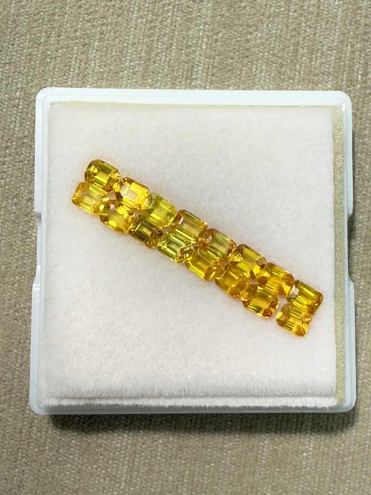 4.23ct天然黄蓝宝裸石，尺寸3.9×2.9×2.1mm，颜色美艳 ，晶体通透，火彩足