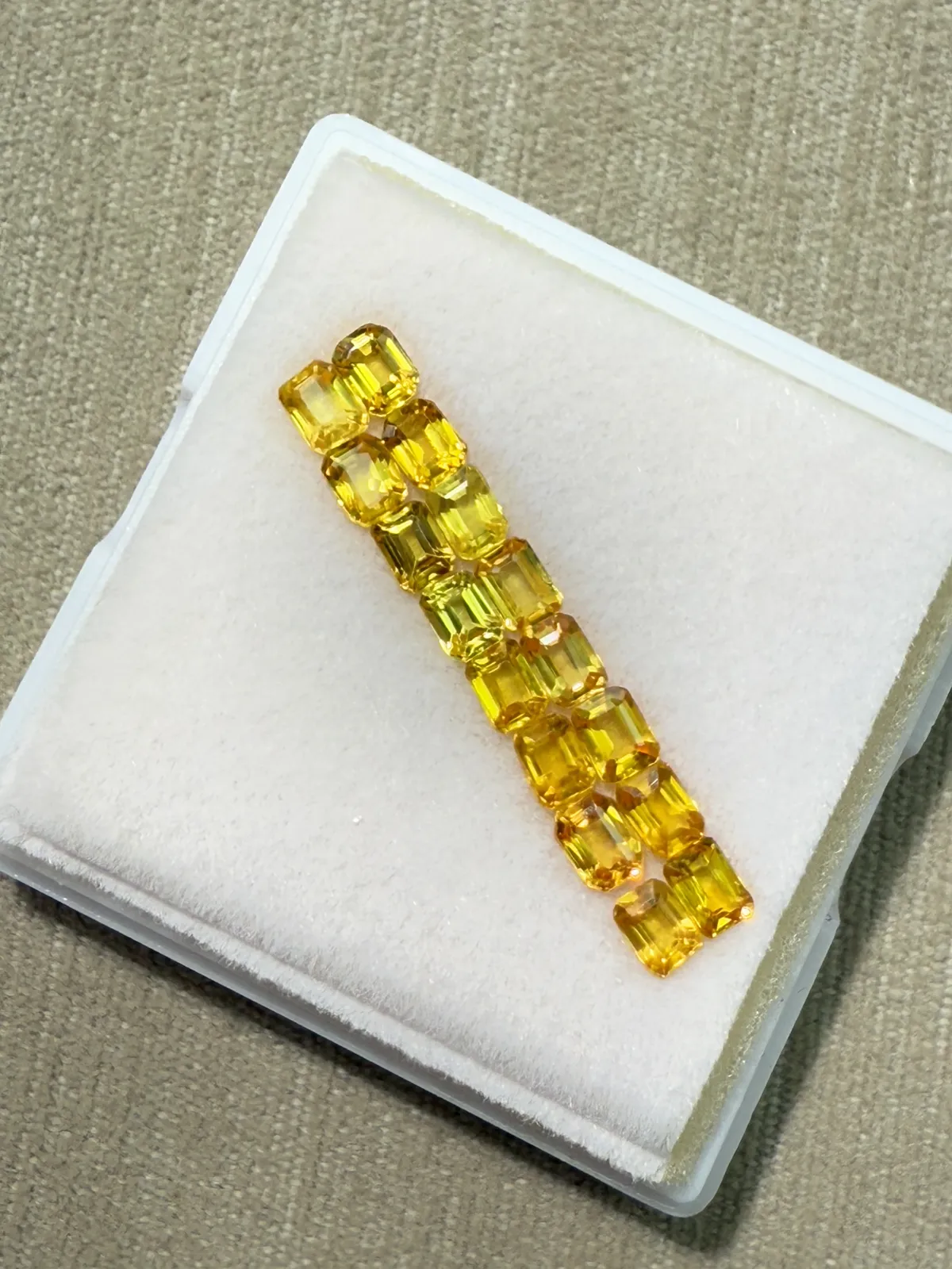 4.23ct天然黄蓝宝裸石，尺寸3.9×2.9×2.1mm，颜色美艳 ，晶体通透，火彩足