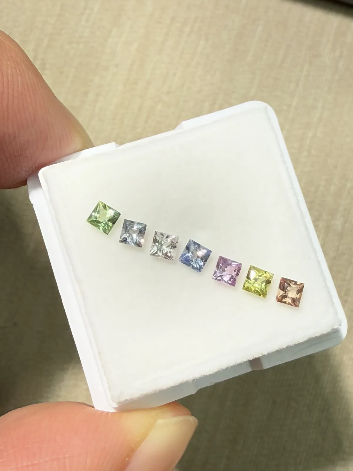 0.78ct天然无烧彩色蓝宝裸石，尺寸2.5×2.5×1.6mm，颜色美艳 ，晶体通透，火彩足