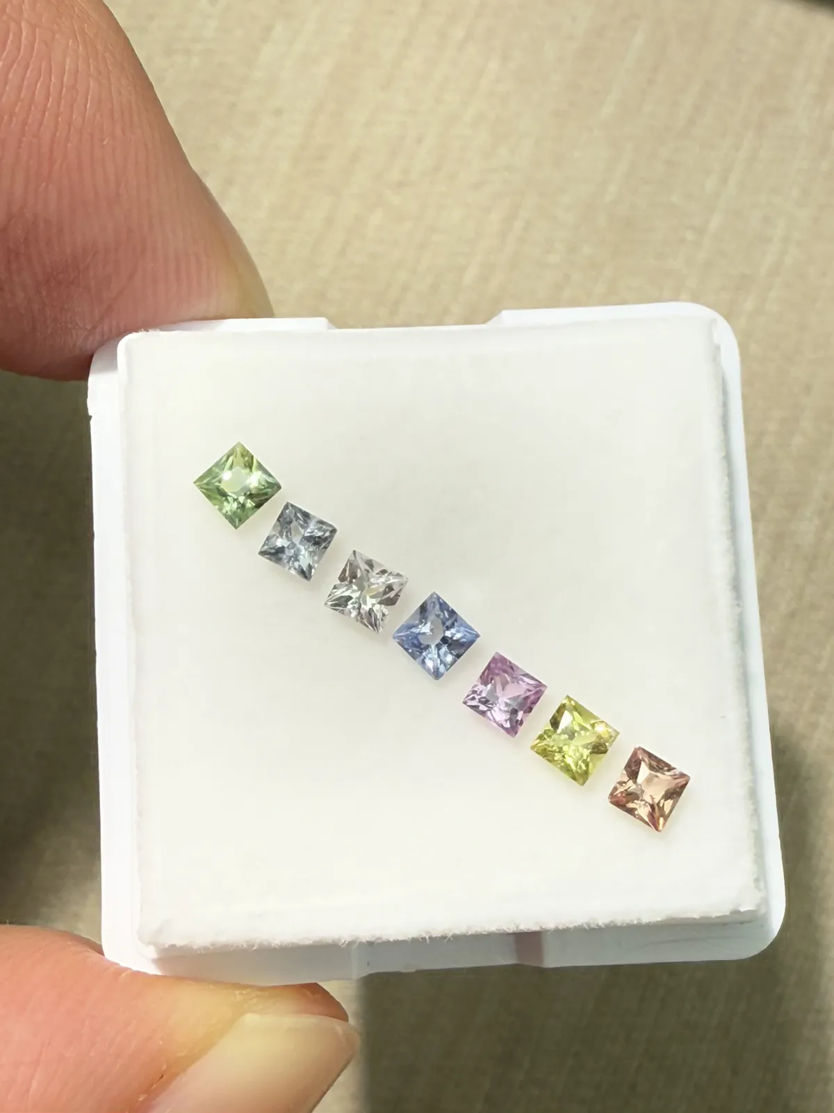 0.78ct天然无烧彩色蓝宝裸石，尺寸2.5×2.5×1.6mm，颜色美艳 ，晶体通透，火彩足