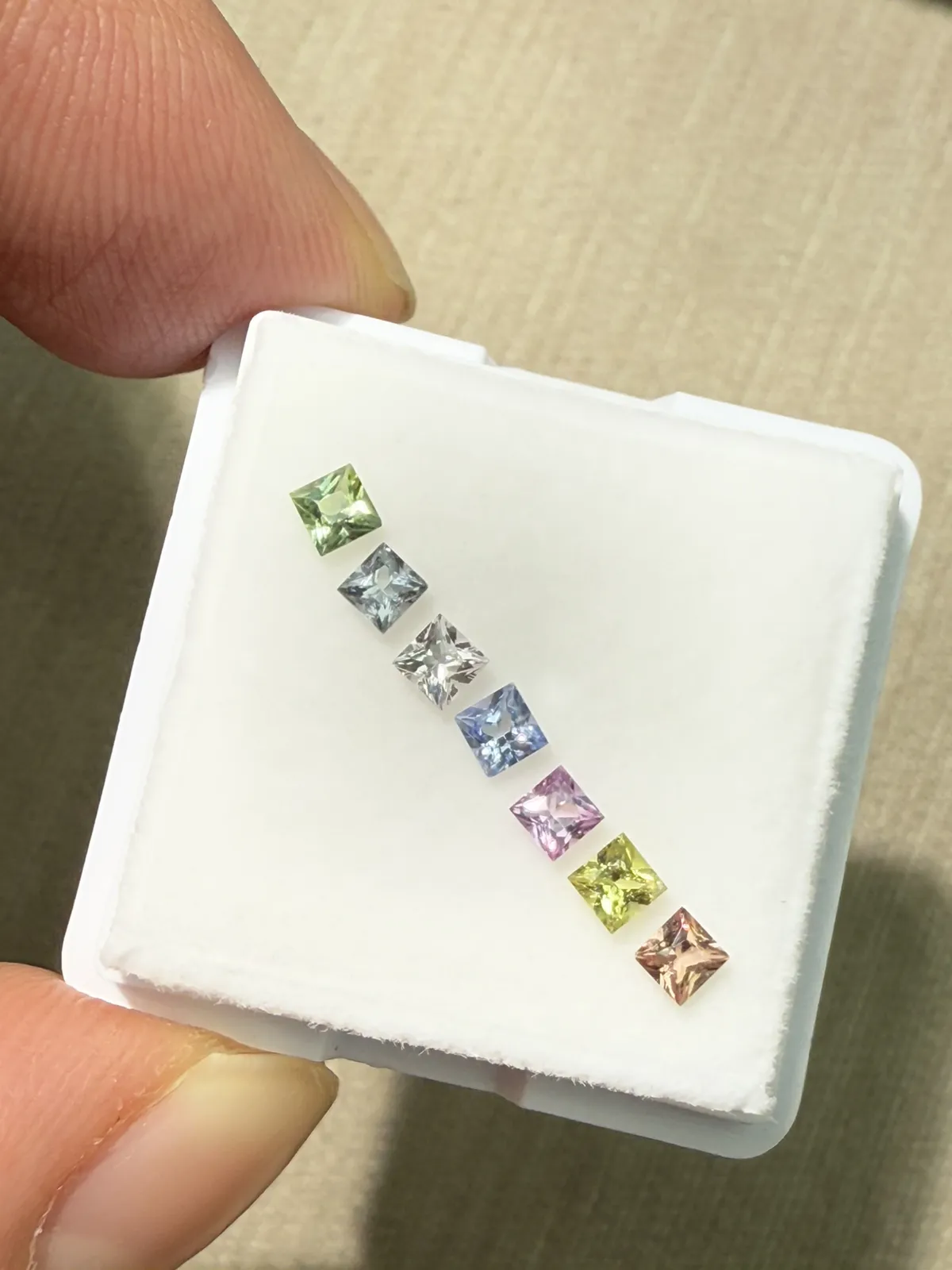 0.78ct天然无烧彩色蓝宝裸石，尺寸2.5×2.5×1.6mm，颜色美艳 ，晶体通透，火彩足