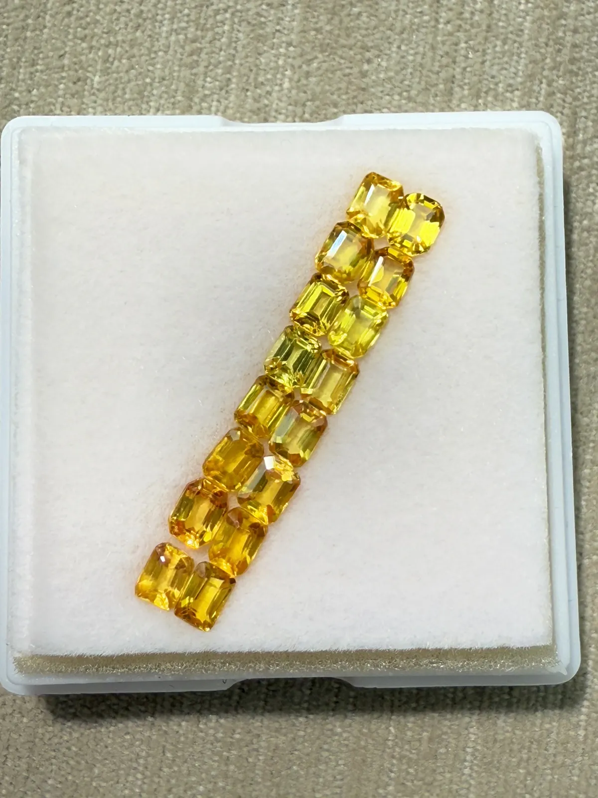 4.23ct天然黄蓝宝裸石，尺寸3.9×2.9×2.1mm，颜色美艳 ，晶体通透，火彩足