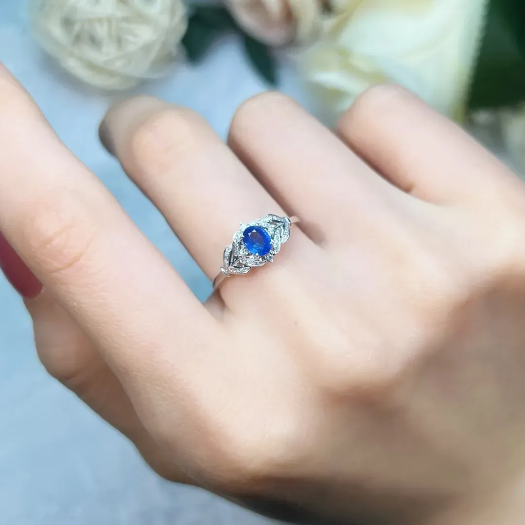 天然蓝宝石戒指，18k金配天然南非真钻镶嵌，上手效果好。
主石：0.51ct，配钻：32+4粒，总重：1.79g，圈口：14