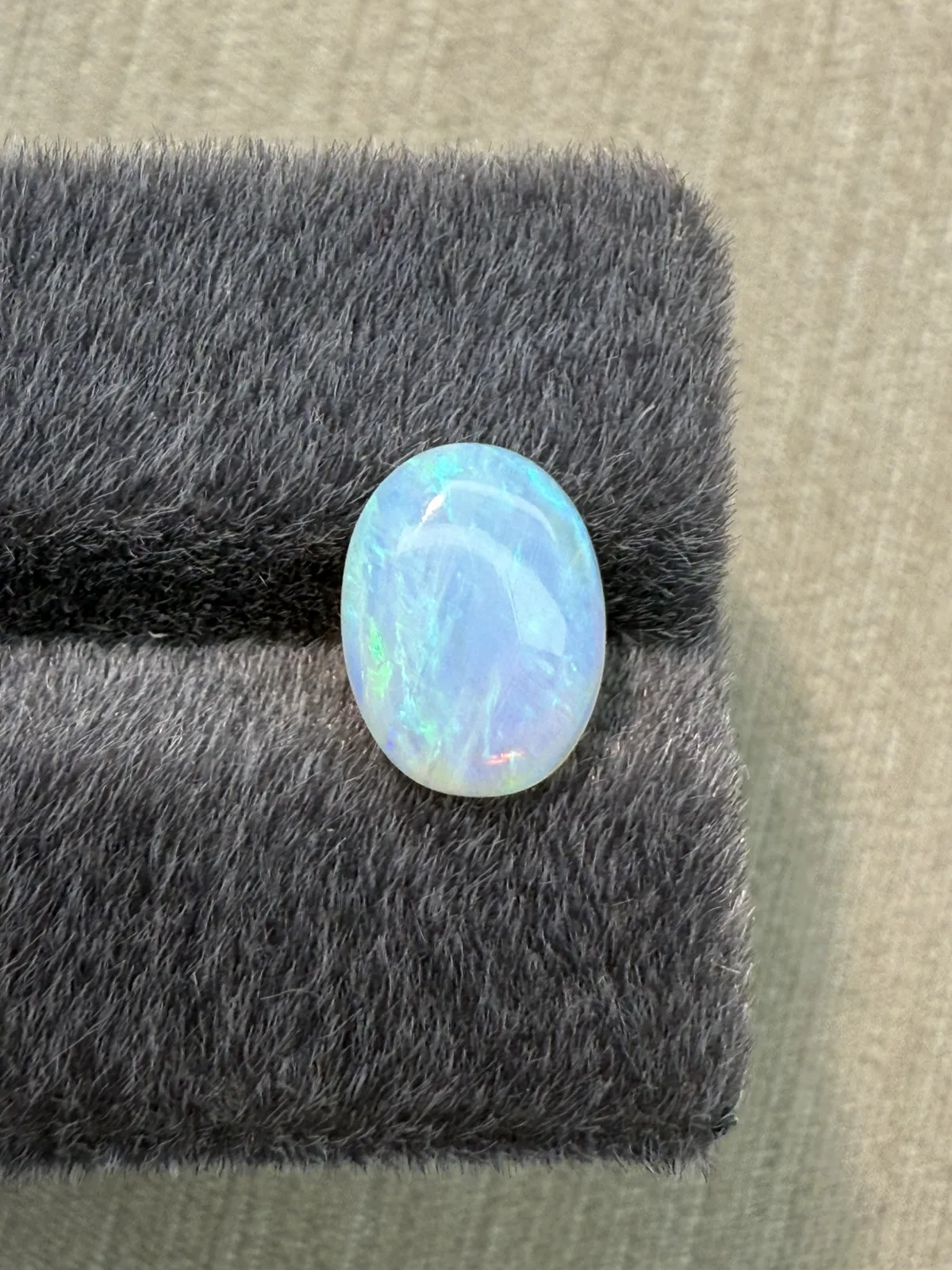 2.5ct天然彩欧泊裸石，颜色美艳，油画般色彩，火彩足。尺寸11.3*8.4*3.8mm
