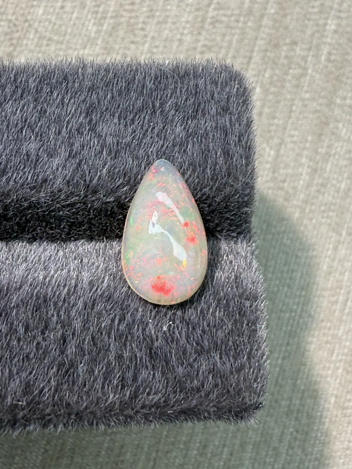 1.895ct天然彩欧泊裸石，颜色美艳，油画般色彩，火彩足。尺寸12.8*7.5*4.2mm