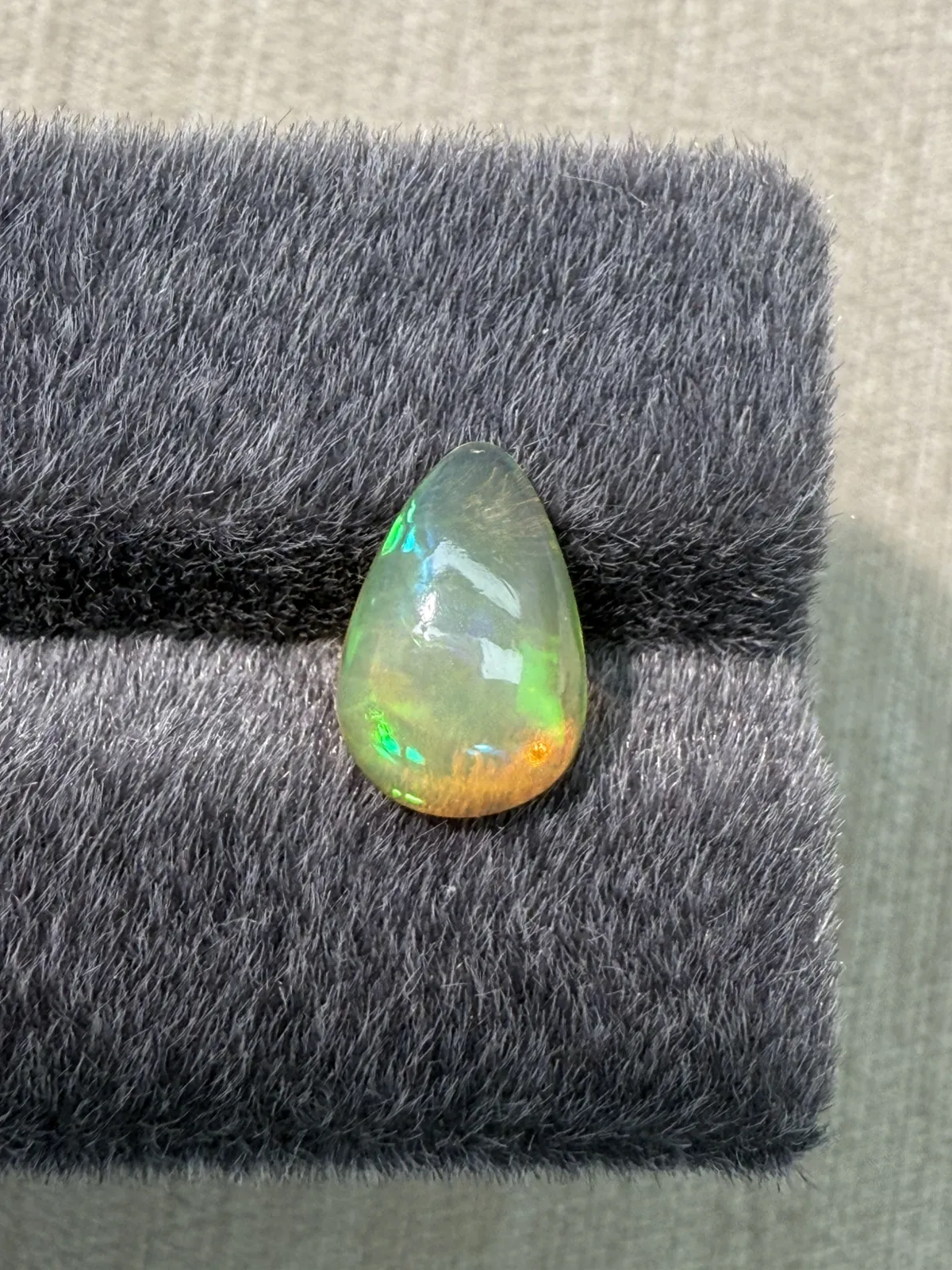 1.57ct天然彩欧泊裸石，颜色美艳，油画般色彩，火彩足。尺寸11.7*7.8*4.2mm