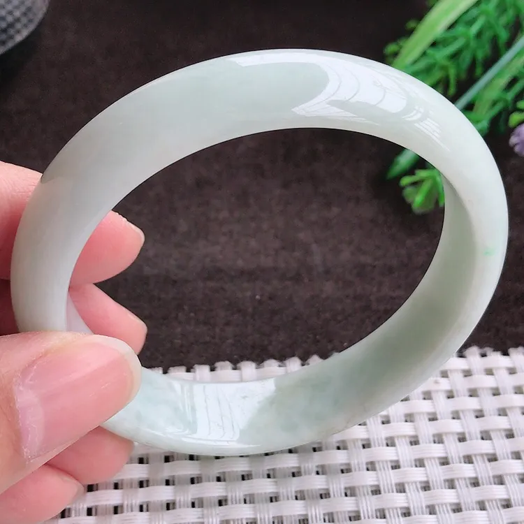 自然光实拍，老坑57.5mm温润宽边手镯，玉质细腻，冰莹起胶，色泽鲜美，均匀靓丽，雕工精湛，意境优美，清秀灵气，高档大气，尺寸57.5/13.8/6.8