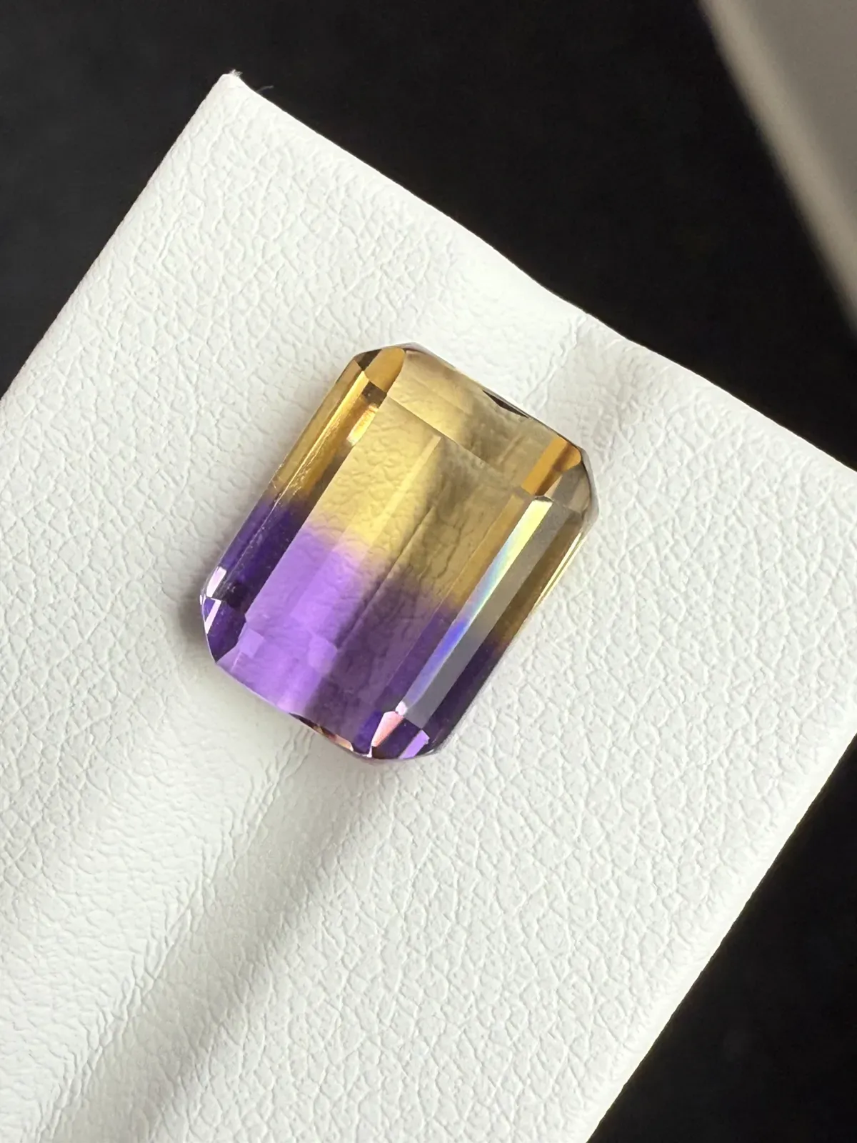 6.63ct天然紫黄晶裸石，尺寸12.6*9.6*6.2mm，颜色美艳 ，色彩分明，晶体通透，火彩足