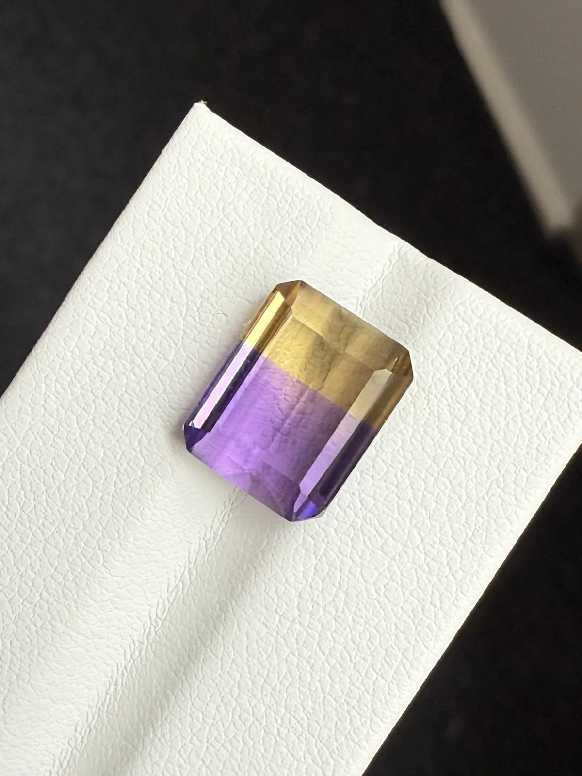 6.875ct天然紫黄晶裸石，尺寸12.1*9.8*6.4mm，颜色美艳 ，色彩分明，晶体通透，火彩