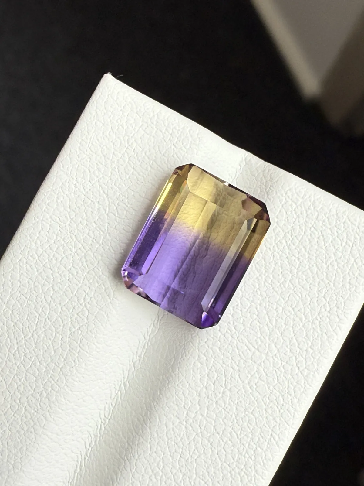 6.76ct天然紫黄晶裸石，尺寸12.4*9.8*6.4mm，颜色美艳 ，色彩分明，晶体通透，火彩足