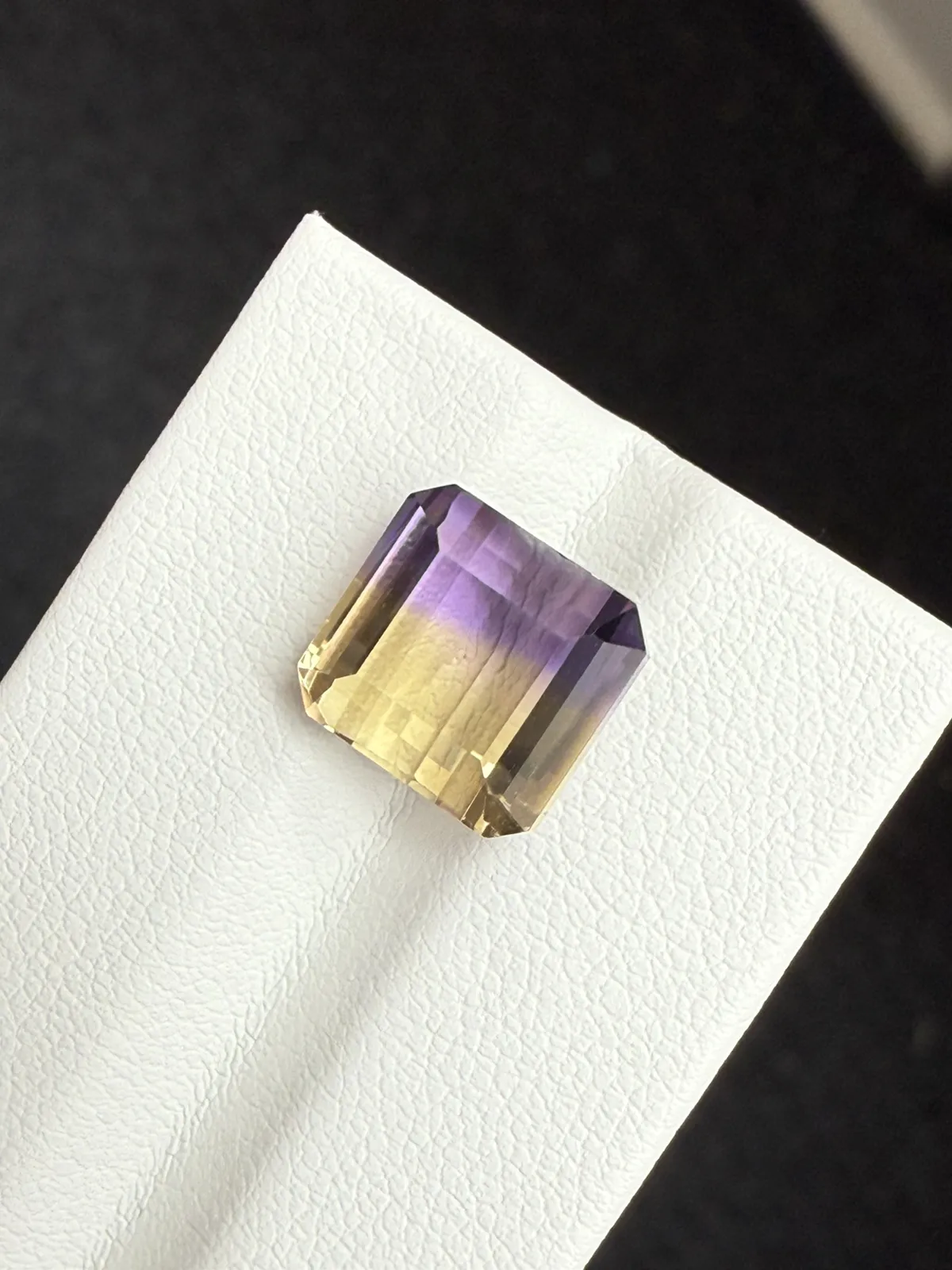 6.605ct天然紫黄晶裸石，尺寸10*10.4*7.5mm，颜色美艳 ，色彩分明，晶体通透，火彩足