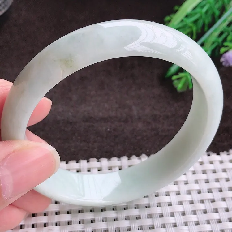 自然光实拍，老坑57.5mm温润宽边手镯，玉质细腻，冰莹起胶，色泽鲜美，均匀靓丽，雕工精湛，意境优美，清秀灵气，高档大气，尺寸57.5/13.8/6.8
