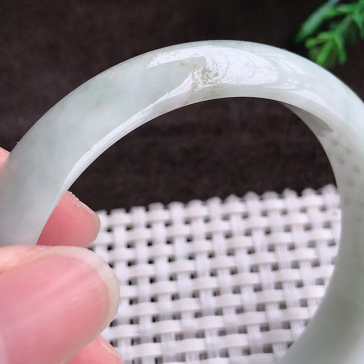 自然光实拍，老坑57.5mm温润宽边手镯，玉质细腻，冰莹起胶，色泽鲜美，均匀靓丽，雕工精湛，意境优美，清秀灵气，高档大气，尺寸57.5/13.8/6.8