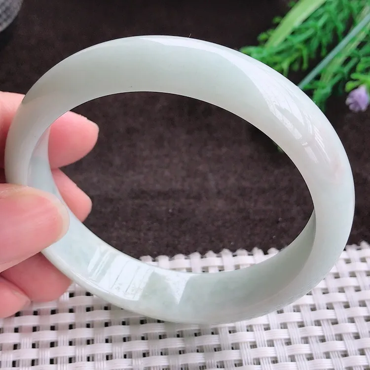 自然光实拍，老坑57.5mm温润宽边手镯，玉质细腻，冰莹起胶，色泽鲜美，均匀靓丽，雕工精湛，意境优美，清秀灵气，高档大气，尺寸57.5/13.8/6.8