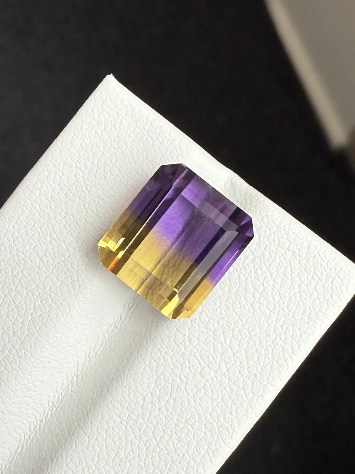 8.37ct天然紫黄晶裸石，尺寸11.3*10.3*8.3mm，颜色美艳 ，色彩分明，晶体通透，火彩