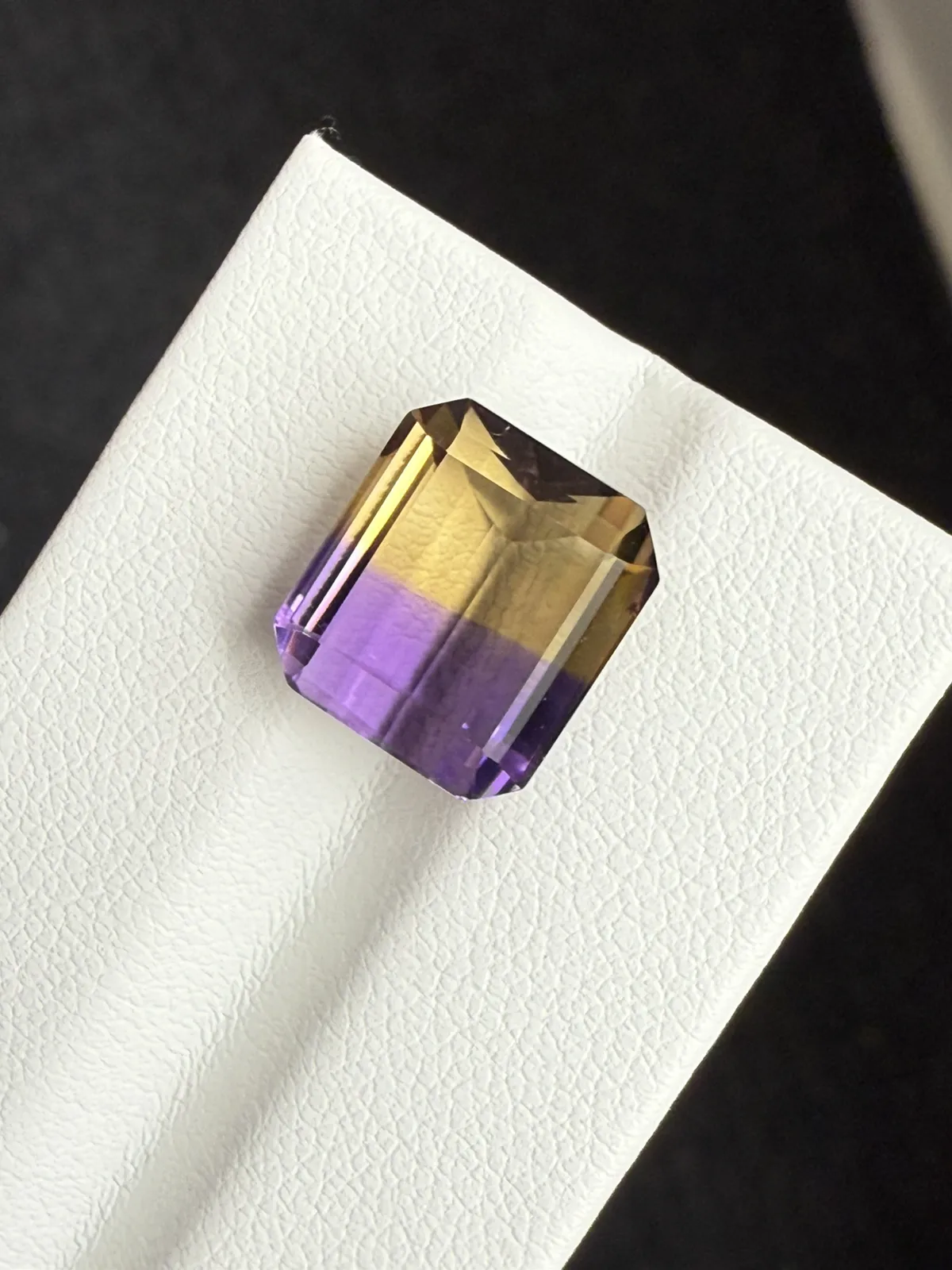 8.75ct天然紫黄晶裸石，尺寸11.9*10.6*7.9mm，颜色美艳 ，色彩分明，晶体通透，火彩