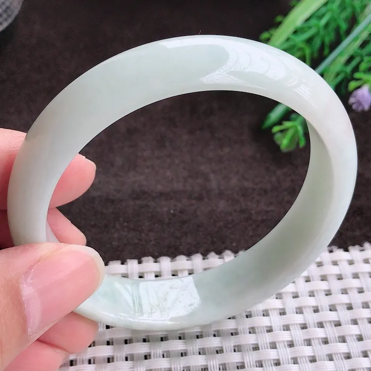 自然光实拍，老坑57.5mm温润宽边手镯，玉质细腻，冰莹起胶，色泽鲜美，均匀靓丽，雕工精湛，意境优美，清秀灵气，高档大气，尺寸57.5/13.8/6.8